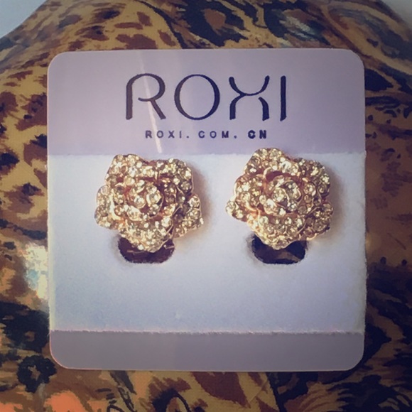 Jewelry - ➰Snap on GoldCluster Earrings